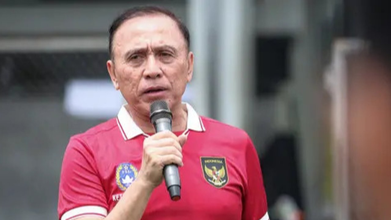 Ketua Umum PSSI, Mochamad Iriawan memberikan pesan kepada pemain dan pelatih Timnas Indonesia U-20 saat mendatangi latihan terbuka untuk Piala Asia U-20 2023 di Lapangan C, Kompleks Stadio