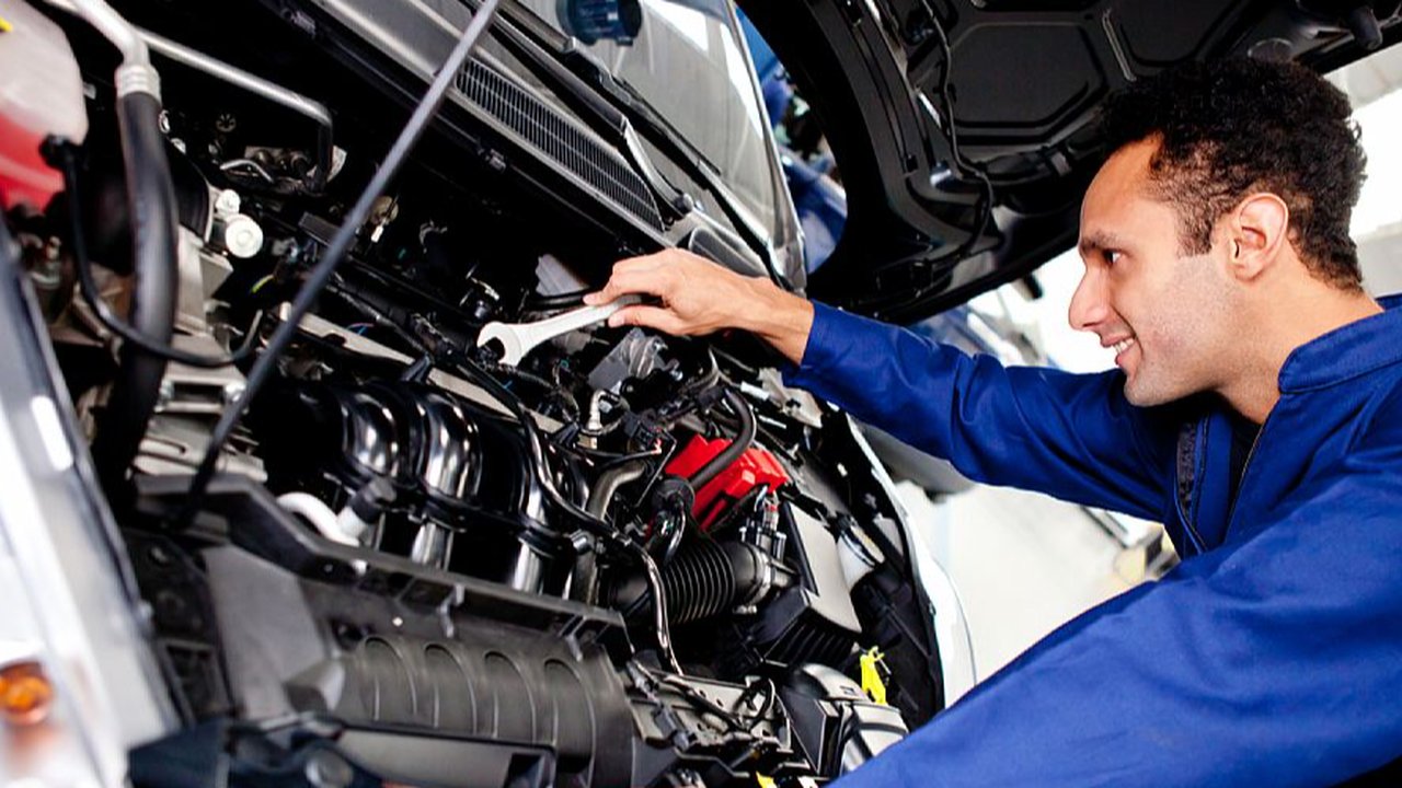 Cuci ruang mesin mobil dengan hati-hati agar tidak merusak komponen penting. Gunakan tips berikut agar hasilnya optimal dan aman.