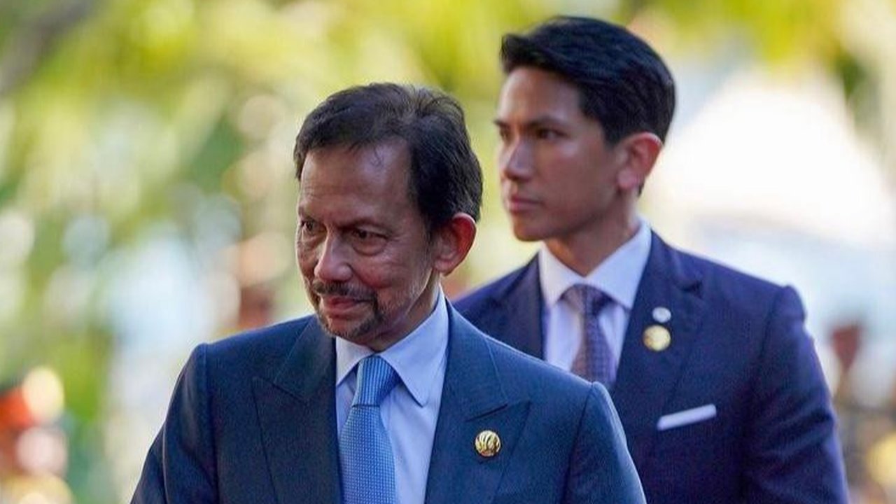 Sultan Hassanal Bolkiah (tengah) saat menghadiri sebuah acara di Bandar Seri Begawan, Brunei Darussalam, Rabu (3/4). Hukum syariah baru, pelaku seks lesbian (sesama perempuan) akan dicambuk hingga 40 kali dan dipenjara selama 10 tahun. (AFP)