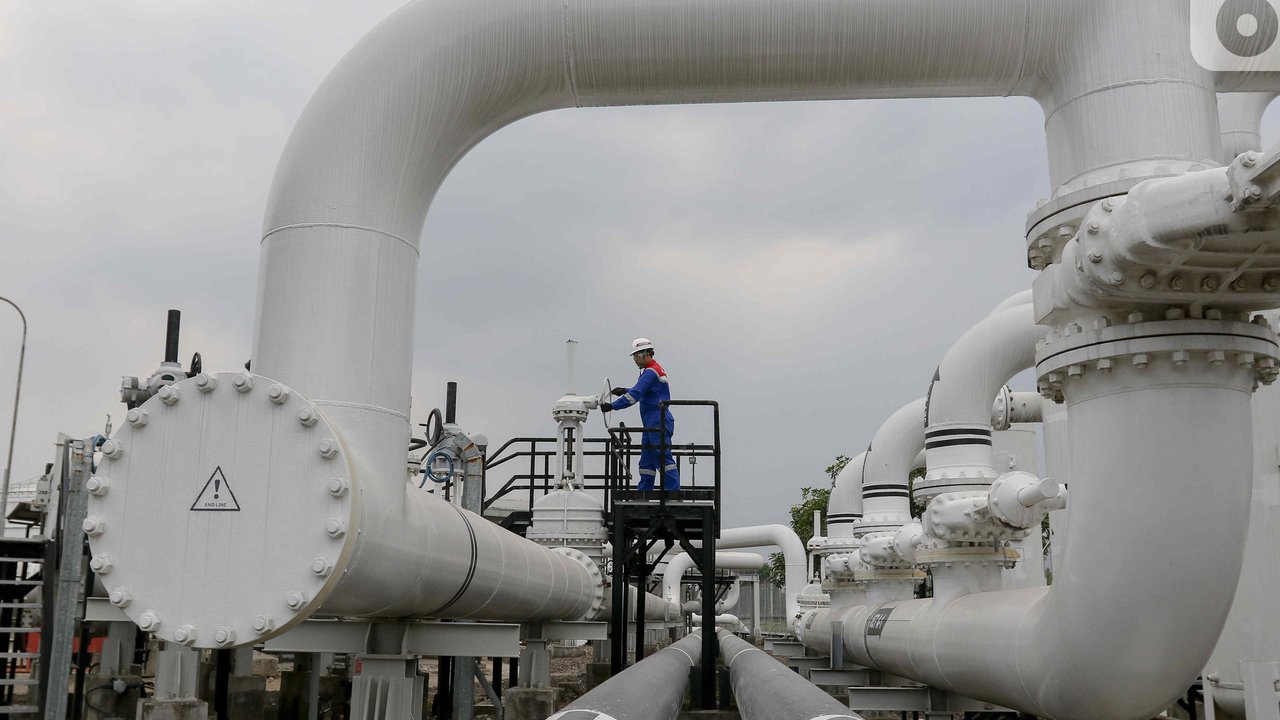 PT. Pertamina Patra Niaga Soekarno-Hatta Fuel Terminal & Hydrant Installation (SHAFTHI) merupakan salah satu bagian unit bisnis PT. Pertamina Aviation yang merupakan aviation fuel farm terbesar di bandara Indonesia. (Liputan6.com/Herman Zakharia)
