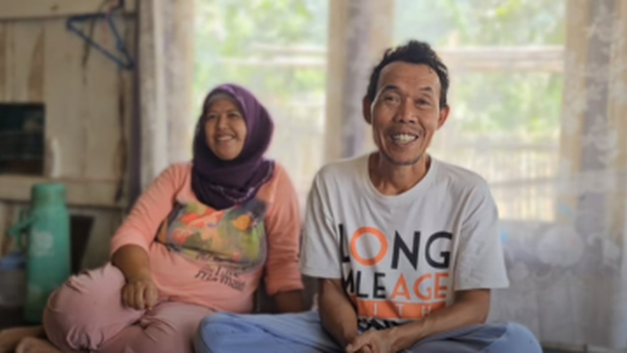 Tetap Bahagia, Pasangan Beda Usia Ini Tinggal di Rumah Gubuk Terpencil