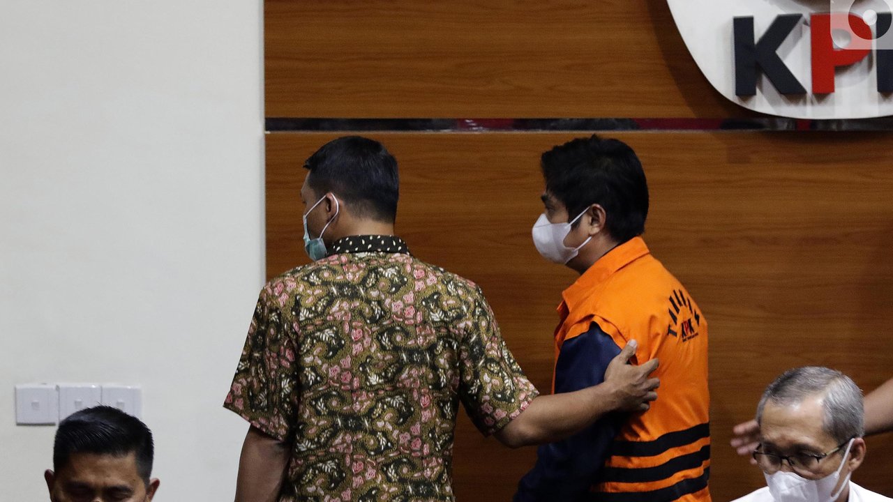 Bupati Tanah Bumbu periode 2010-2015 dan 2016-2018 yang juga kader Partai Demokrasi Indonesia Perjuangan (PDI-P), Mardani H. Maming usai dihadirkan rilis penahanan di Gedung KPK, Jakarta, Kamis (28/7/2022). Mardani disangkakan melanggar Pasal 12 huruf a atau Pasal 12 huruf b atau Pasal 11 UU Pemberantasan Korupsi juncto Pasal 55 ayat 1 ke-1 KUHP. (Liputan6.com/Helmi Fithriansyah)