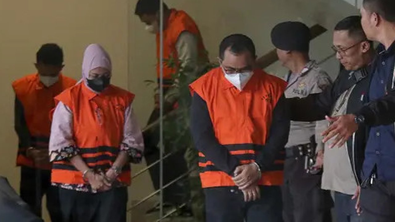 Hasil OTT tersebut, KPK menahan enam tersangka yang diduga melakukan praktik suap dan gratifikasi. (Liputan6.com/Herman Zakharia)