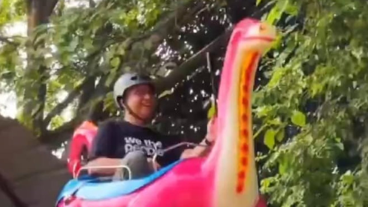 Anies Jalan-Jalan di Ragunan Naik Wahana Dinosaurus Pink
