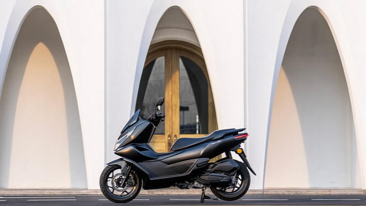 CFMoto 150SC hadir dengan harga lebih murah Rp11 juta, fitur canggih, dan desain menarik. Skutik ini siap menantang dominasi Yamaha NMAX dan Honda PCX (Foto: CFMoto).