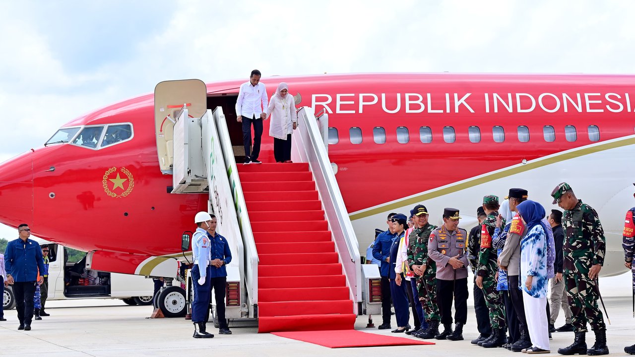 Momen Jokowi Mendarat Pertama Kali di Bandara IKN Pakai Boeing Jumbo