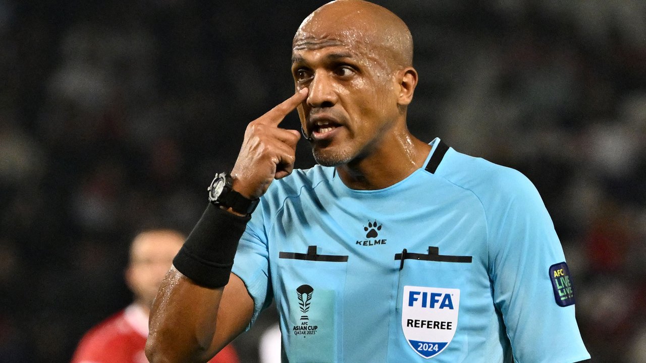 Wasit Ahmed Al Kaf tak segera meniup peluit tanda akhir pertandingan meski injury time melebihi waktu yang ditentukan, yaitu 6 menit. (AFP/Hector Retamal)