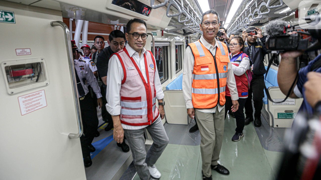Setelah itu, Heru dan Budi Karya menjajal LRT dari Stasiun Dukuh Atas tujuan Stasiun Halim, Jakarta Timur. (Liputan6.com/Faizal Fanani)