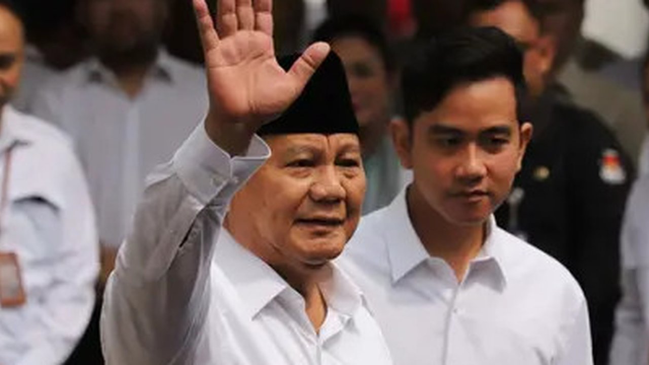 Pasangan calon presiden dan wakil presiden (Capres-Cawapres) nomor urut 2 Prabowo Subianto dan Gibran Rakabuming Raka tiba di Gedung Komisi Pemilihan Umum Republik Indonesia (KPU RI), Jakarta
