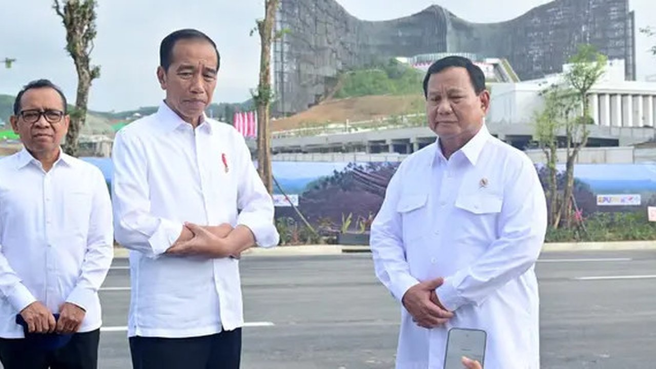 Presiden terpilih 2024-2029 Prabowo Subianto berbincang bersama Presiden Jokowi di depan Istana Garuda Ibu Kota Nusantara (IKN) di Kalimantan Timur, Senin (12/8/2024). Momen ini terjadi sesaa