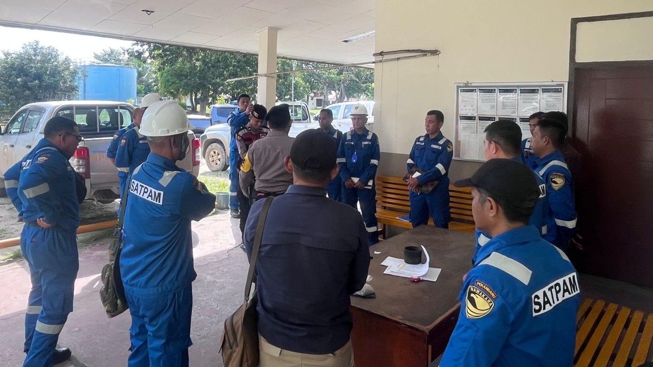 Polisi patroli di Pertamina Hulu Rokan