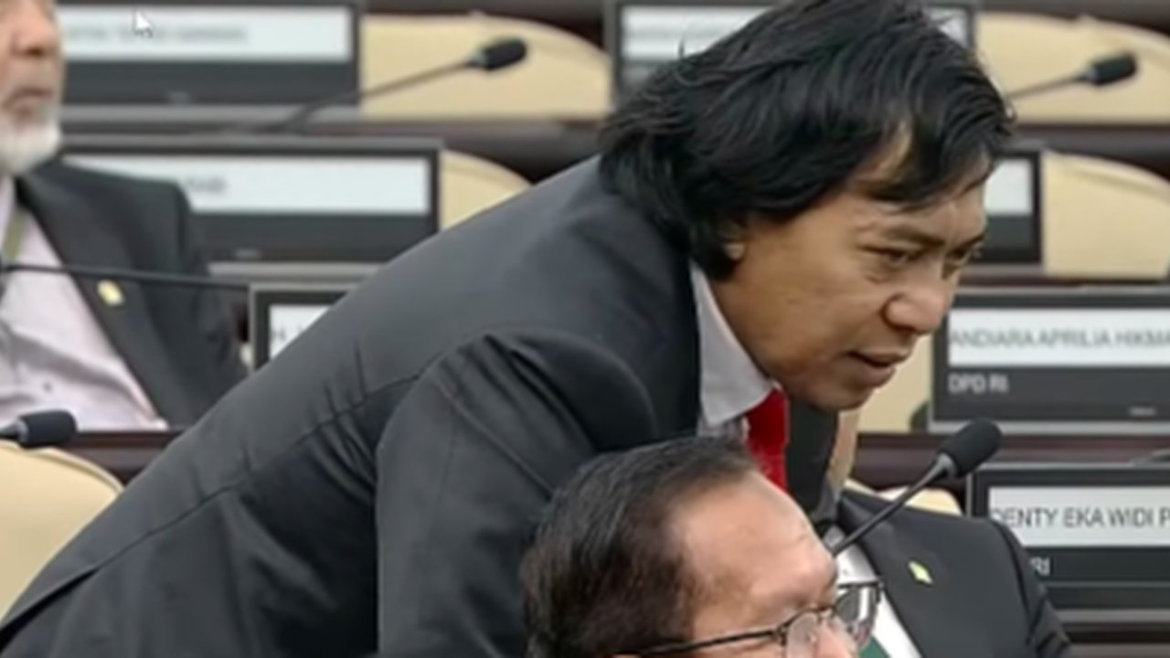 Presiden RI, Joko Widodo berswafoto bersama komedian yang anggota Dewan Perwakilan Daerah (DPD) RI dari Provinsi Jawa Barat, Alfiansyah atau Komeng usai rapat paripurna pelantikan anggota DPR Republik Indonesia terpilih periode 2024-2029 di Gedung Nusantara, Kompleks Parlemen, Senayan, Jakarta, Selasa (1/10/2024). (Liputan6.com/Angga Yuniar)