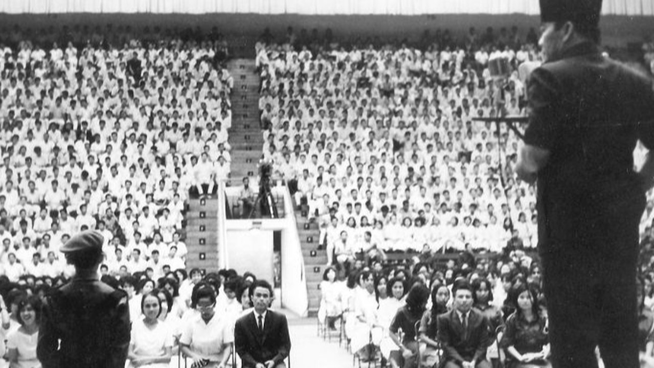 Presiden Soekarno berpidato saat peringatan Hari Trikora di depan seluruh mahasiswa. sumber Indonesian Press Photo Service (IPPHOS)