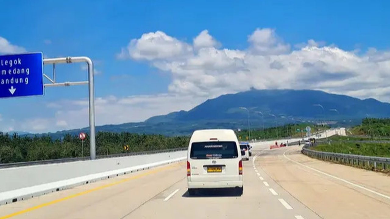 Sejumlah warga kecewa lantaran Tol Sukabumi yakni ruas Cigombong-Cibadak yang baru diresmikan Presiden Jokowi belum bisa digunakan pada akhir pekan ini. Ruas baru Tol Sukabumi itu baru bisa d