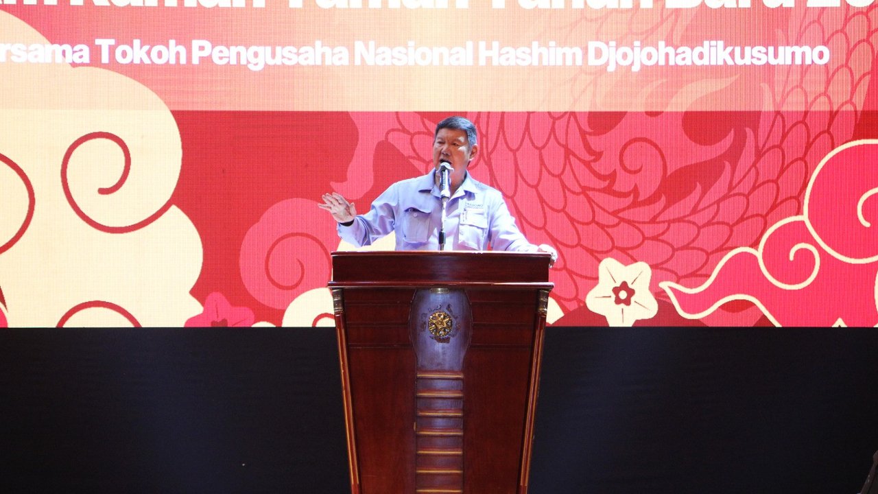 Presidium Relawan Prabowo Subianto (PRPS) dan adik kandung calon presiden (capres) nomor urut 02 Prabowo Subianto, Hashim Djojohadikusumo menyambangi Desa Pantai Bahagia, Kecamatan Muara Gembong, Kabupaten Bekasi, Jawa Barat pada Rabu 17 Januari 2024. (Liputan6.com/Fachrur Rozie)