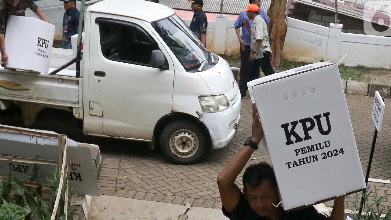 Usai pemungutan dan penghitungan suara, kotak suara Pemilu 2024 dikembalikan ke gudang penampungan logistik. (Liputan6.com/Herman Zakharia)