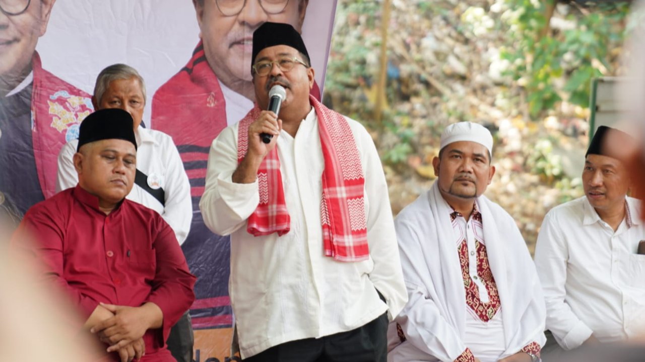 Calon wakil gubernur DKI Jakarta nomor urut 3, Rano Karno atau biasa disapa Bang Doel melakukan blusukan ke wilayah Eretan 2, Condet, Jakarta Timur, Jumat (11/10).