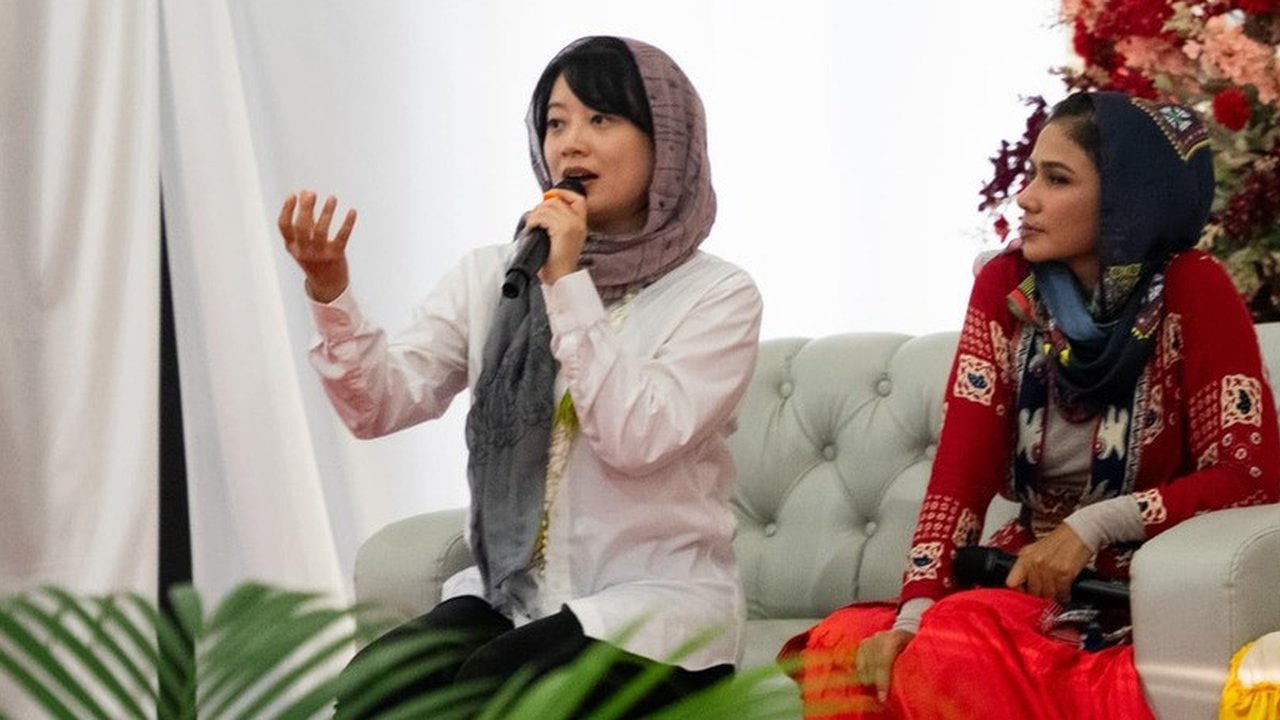 Selain sneak peek acara yang bermanfaat tersebut, penampilan Leony selama berada di Aceh turut menarik perhatian publik.