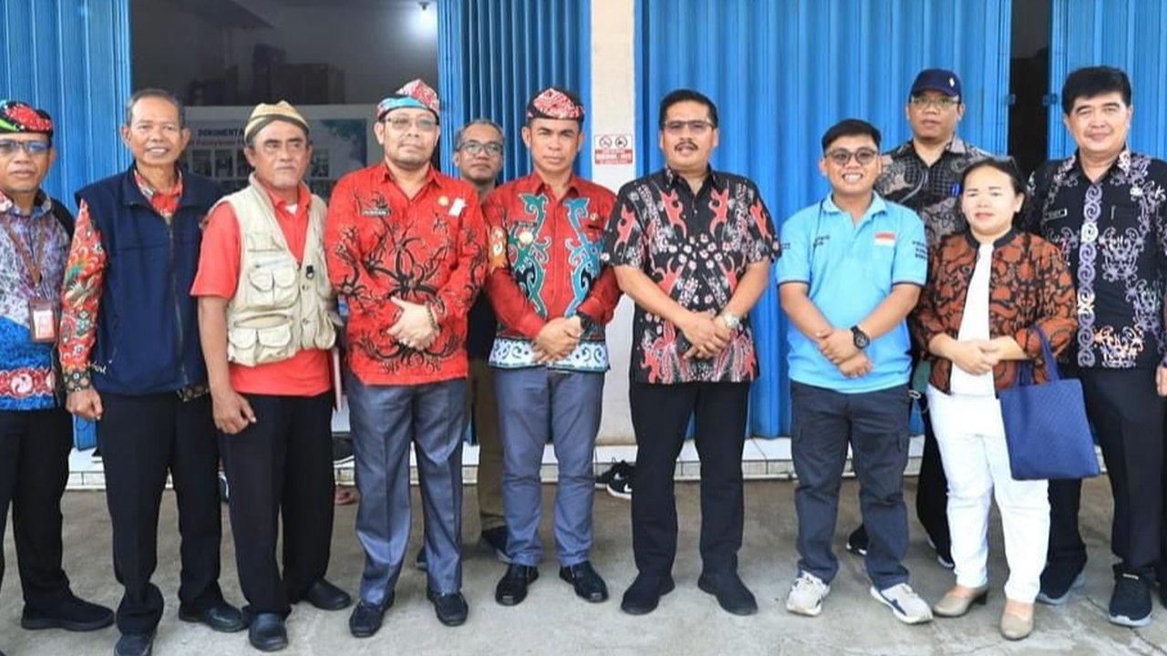 Tinjau makan siang bergizi gratis