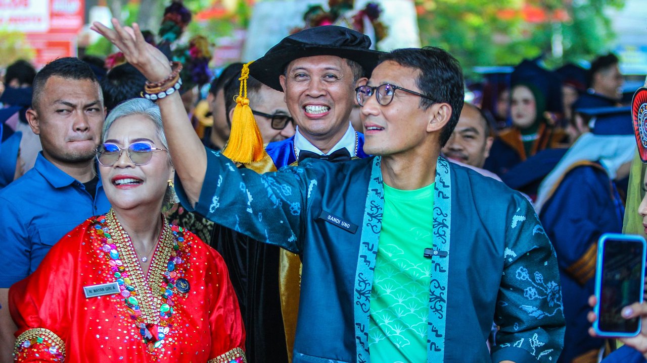 Menteri Pariwisata dan Ekonomi Kreatif (Menparekraf) Sandiaga Salahuddin Uno menghadiri wisuda mahasiswa Politeknik Pariwisata (Poltekpar) Makassar, Sabtu (12/10).