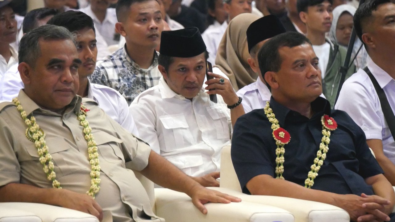 Sekjen Partai Gerindra, Ahmad Muzani (kiri) saat menghadiri Konsolidasi dan Pemantapan Persiapan Pilkada di Lasnur Convention Hall Kabupaten Tegal, Jawa Tengah, Sabtu (12/10).