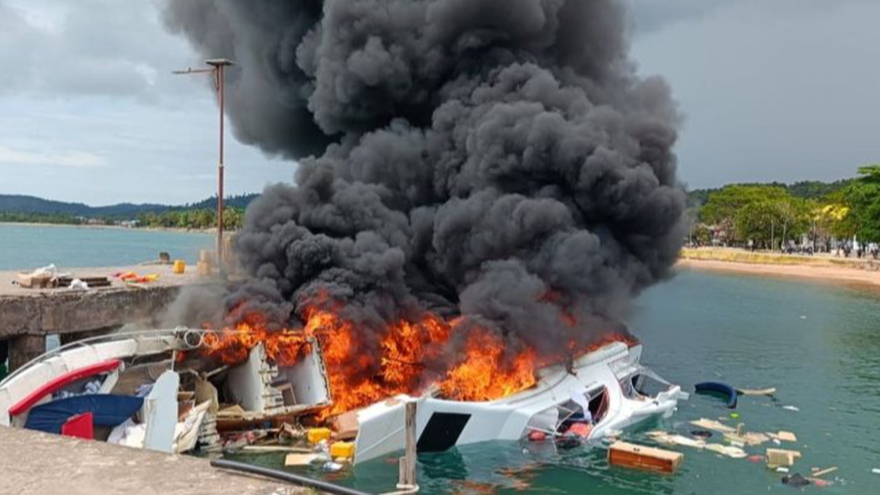 Speedboat terbakar