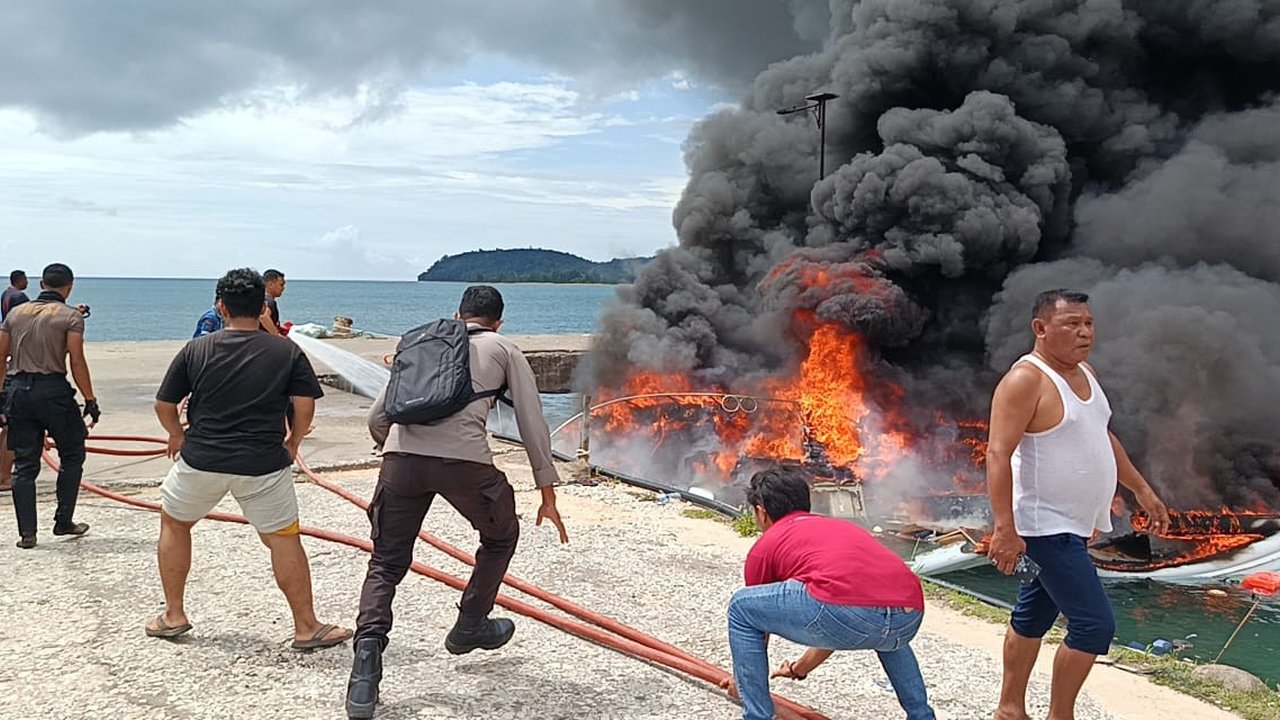 Speed boat yang ditumpangi rombongan pasangan calon gubernur Maluku Utara nomor urut 4 Benny Laos-Sabrin Sehe, terbakar pada Sabtu (12/10/2024).