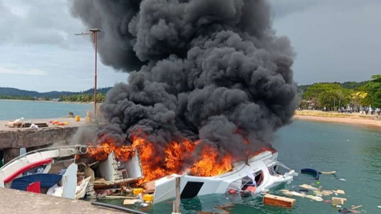 Speedboat terbakar
