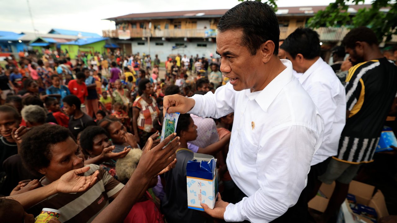 Mentan membagikan bantuan benih di Kampung Wanam Merauke