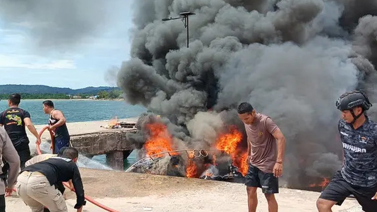 Speedboat terbakar