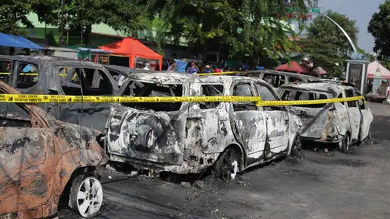 Garis polisi terpasang pada sejumlah kendaraan yang terbakar di sekitar asrama Brimob Jalan KS Tubun, Petamburan, Jakarta Barat, Rabu (22/5/2019). Diketahui kerusuhan terjadi di lokasi terseb