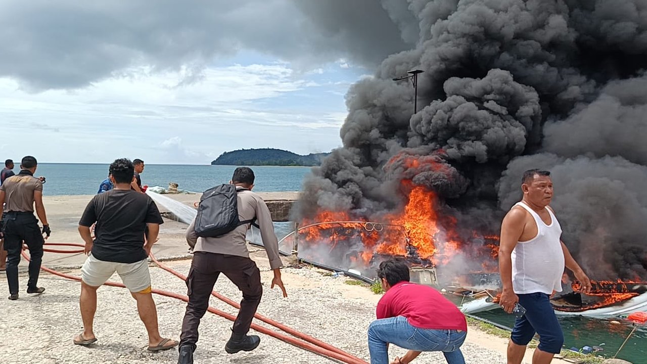 Speedboat Cagub Maluku Utara Meledak dan Terbakar