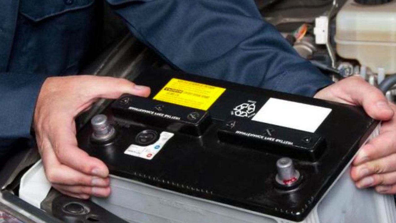 Aki mobil soak bisa menyebabkan mobil sulit di-starter. Kenali tanda-tanda aki mulai rusak dan cara mengatasinya sebelum terlambat (Foto: Nissan).