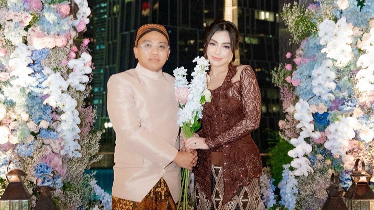 Celine Evangelista tampil menawan mengenakan kebaya coklat dan bawahan batik dalam update terbaru Instagram-nya.