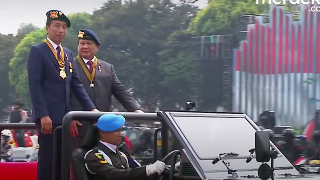 Jokowi dan Prabowo Pakai baret brimob naik Maung