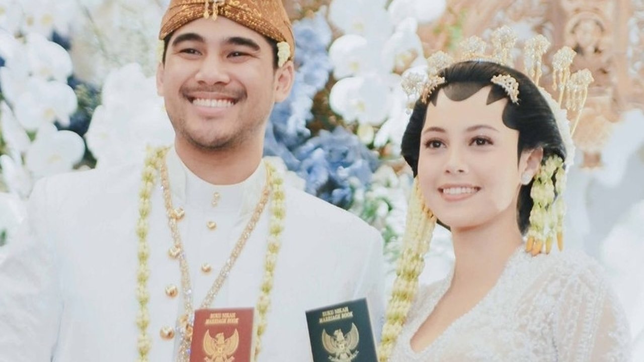Kini Anggika dan Omar sudah sah menjadi suami istri di mata agama dan negara. Pasangan ini terlihat sangat serasi di hari pernikahan mereka dengan pakaian serba putih.