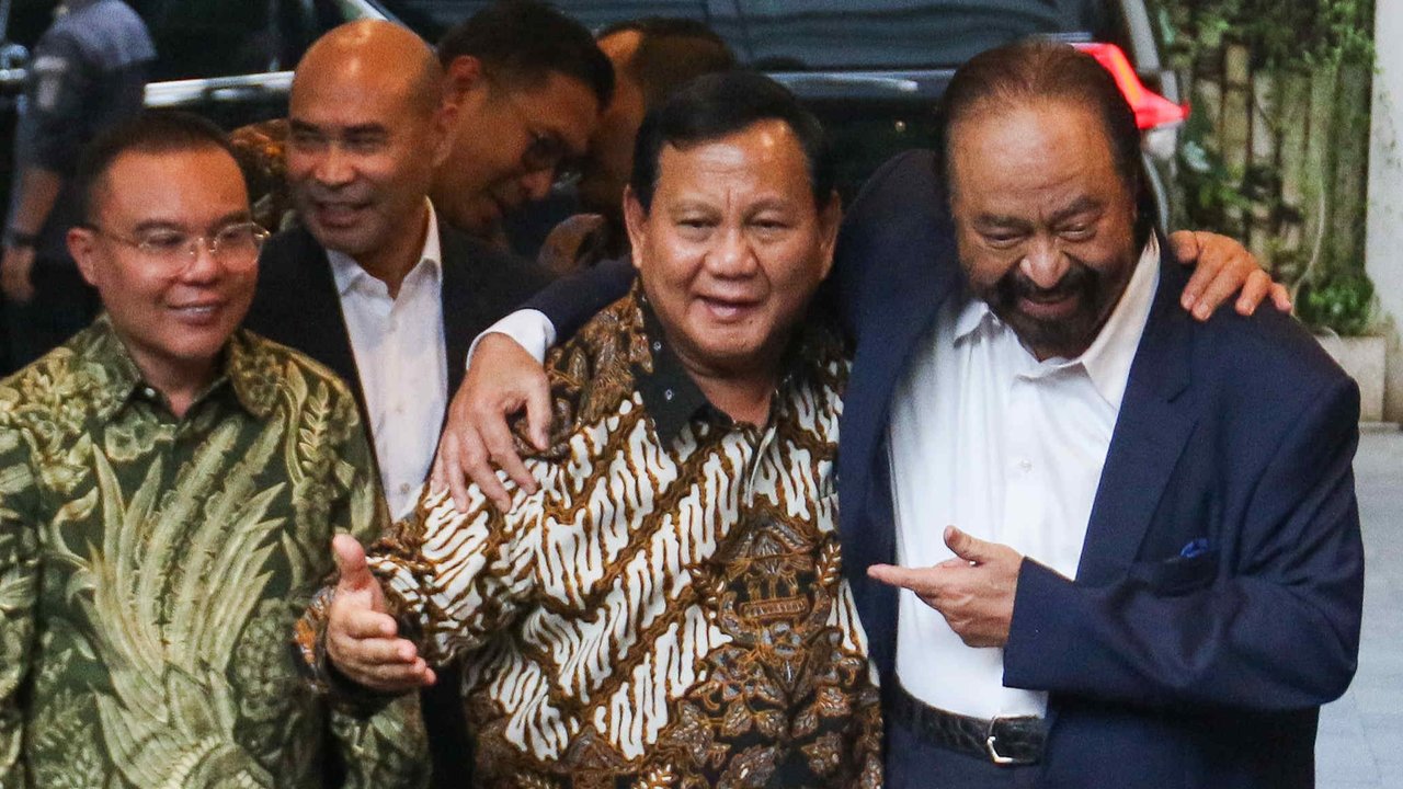 Presiden terpilih Prabowo Subianto bersama Ketua Umum Partai Nasdem Surya Paloh memberikan keterangan usai pertemuan di Kediaman Prabowo Subianto di Kertanegara, Jakarta, Kamis (25/4/2024). Liputan6.com/Herman Zakharia