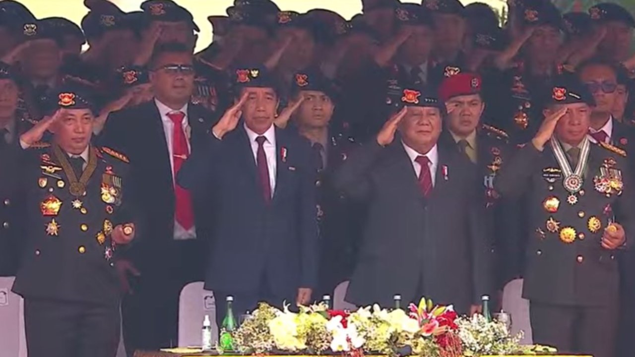 Jokowi dan Prabowo Pakai baret brimob naik Maung