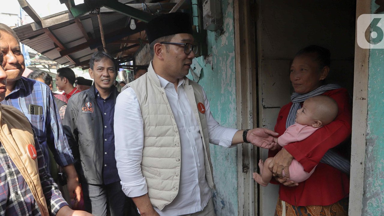 Calon gubernur DKI Jakarta nomor urut 1, Ridwan Kamil menemui masyarakat di kawasan Luar Batang, Jakarta, Selasa (8/10/2024). (Liputan6.com/Herman Zakharia)