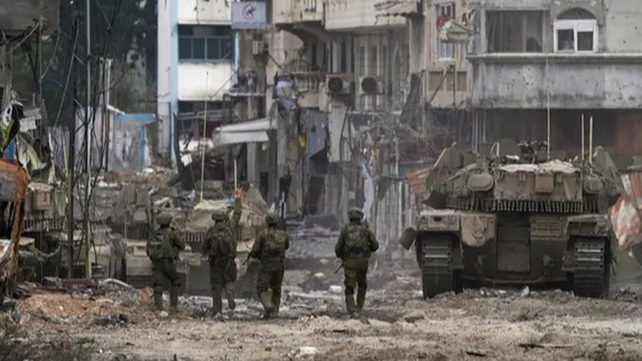 Warga Palestina memeriksa kerusakan di sekolah Al-Zahra setelah dihantam serangan Israel, di lingkungan Shujaiya, Kota Gaza pada 8 Agustus 2024. (Omar AL-QATTAA/AFP)