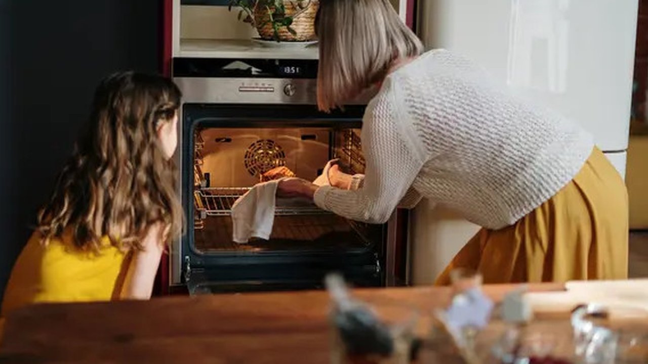 Ilustrasi microwave atau oven. (Pexels.com/cottonbro)