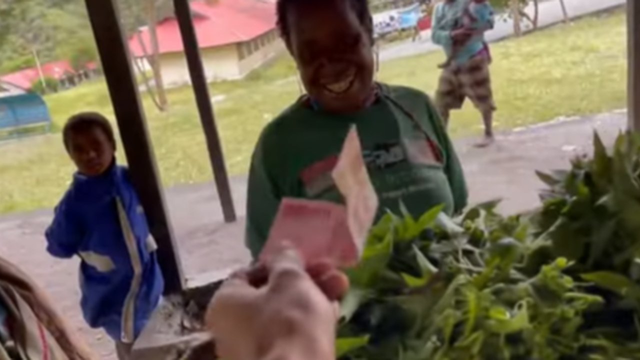 Mamak-mamak Papua Penjual Sayuran Semringah Dagangannya Diborong Prajurit Kopassus