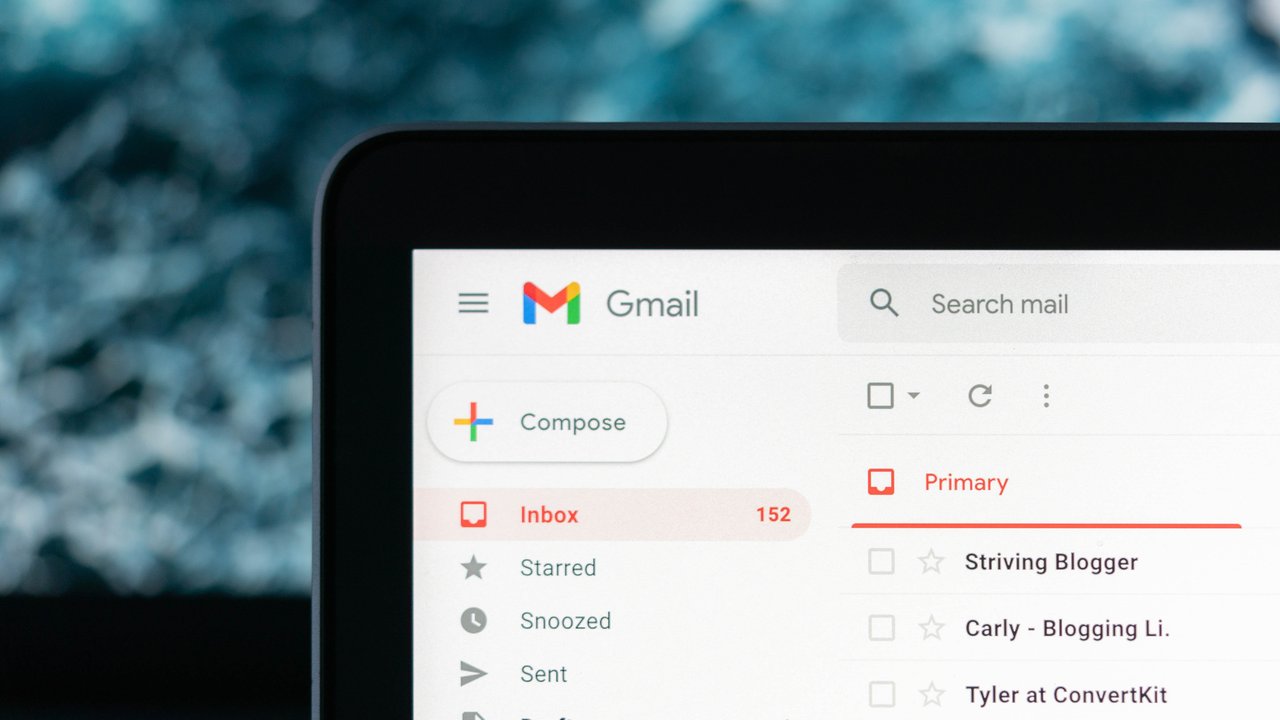 <p>Ilustrasi Email. (Photo by Justin Morgan on Unsplash)</p>