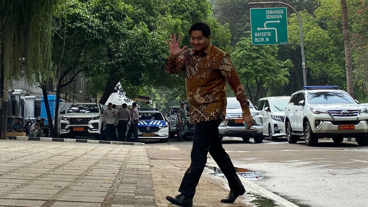 Politisi senior Maruarar Sirait menyambangi kediaman Prabowo di Jalan Kertanegara, Jakarta Selatan, pada Selasa (14/10/2024). (Liputan6.com/Hiysam Adyatma)