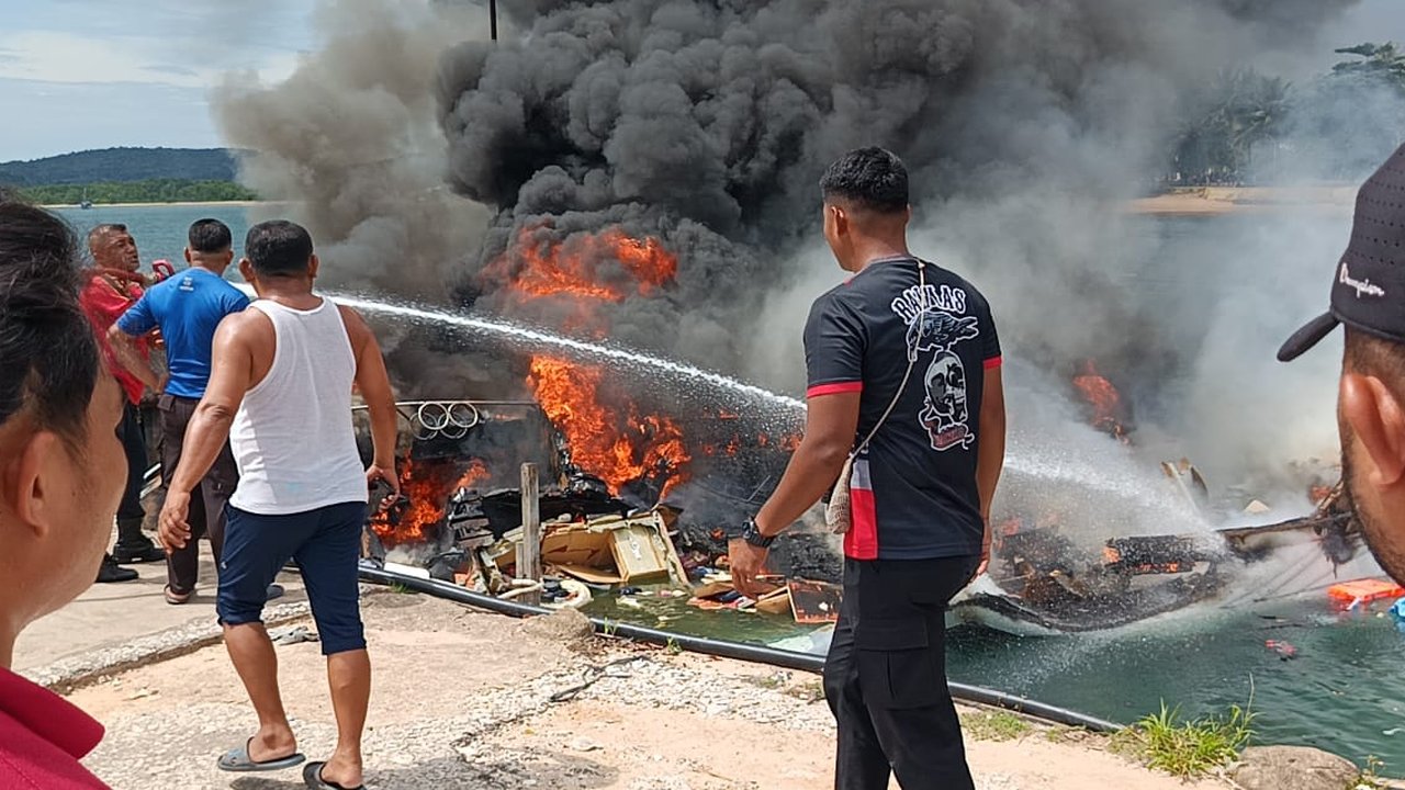 Speed boat yang ditumpangi rombongan pasangan calon gubernur Maluku Utara nomor urut 4 Benny Laos-Sabrin Sehe, terbakar pada Sabtu (12/10/2024).