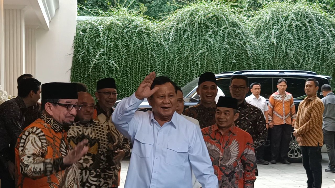 Pasangan calon presiden dan wakil presiden (Capres-Cawapres) nomor urut 2 Prabowo Subianto dan Gibran Rakabuming Raka tiba di Gedung Komisi Pemilihan Umum Republik Indonesia (KPU RI), Jakarta