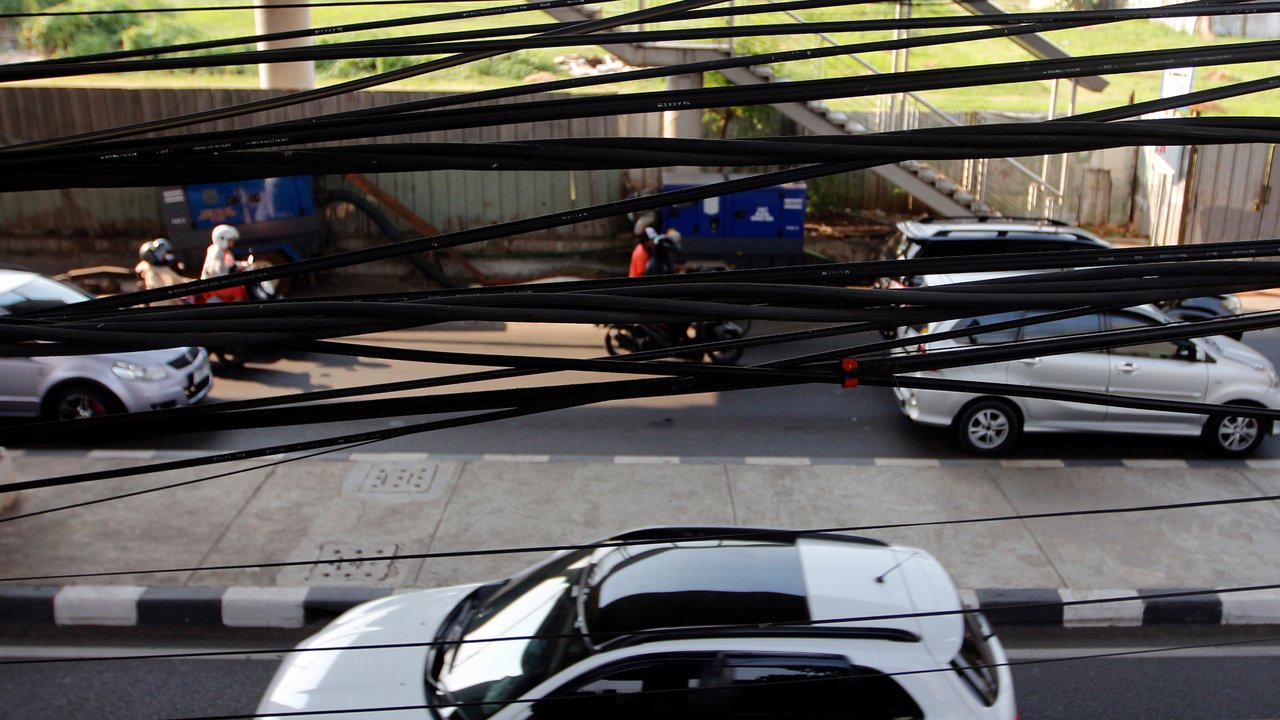 Yang terbaru di Jalan KS Tubun Slipi, Jakarta Barat seorang pengemudi ojek online meninggal dunia karena terjerat kabel menjuntai. (Liputan6.com/Johan Tallo)