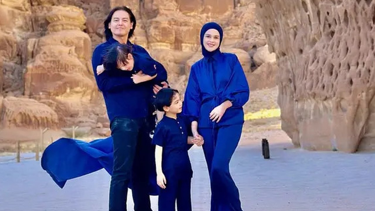 Roger mengenakan kemeja panjang, sedangkan dua putranya tampil dengan kemeja lengan pendek. [@risiko cutratumey].