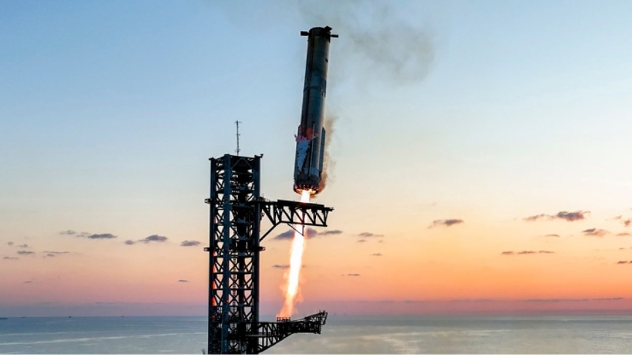 Momen Menakjubkan saat Roket Starship Mendarat Lagi di Tower Peluncuran