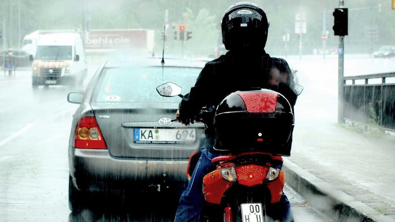 Tips aman berkendara saat hujan di jalanan licin untuk pengendara sepeda motor. Jaga keselamatan dengan cara tepat menghadapi kondisi basah dan licin.